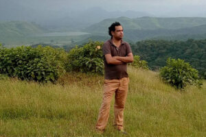 आईना मुझे देख के , हर बार ये ही बोले…………..